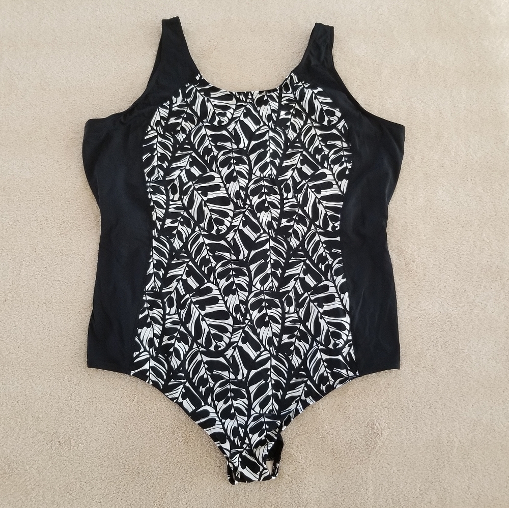 NWT Juno Active Black And White One Piece Leaf Print Swimsuit Size 6XL (38/40)